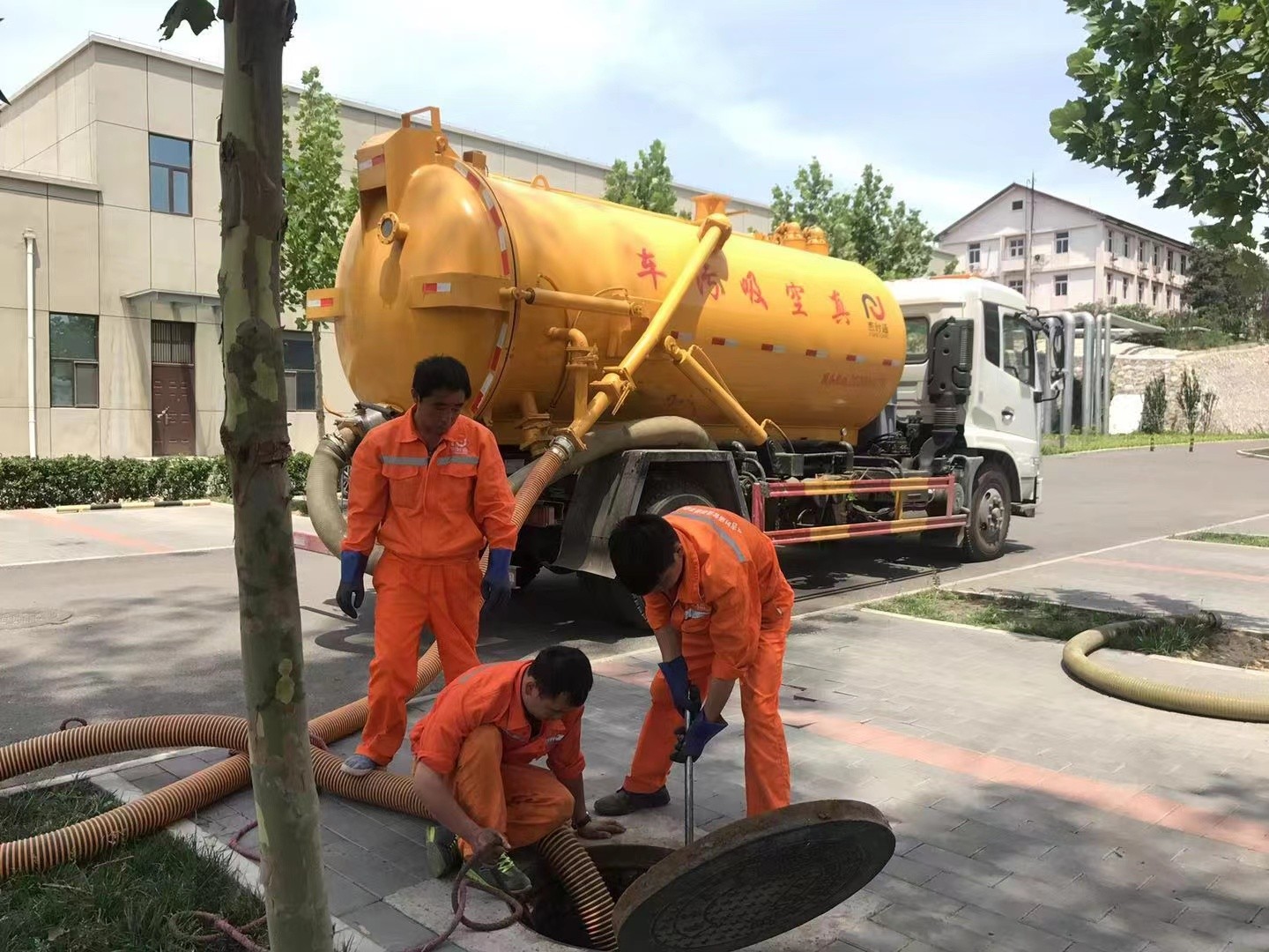 石首管道疏通车停在窨井附近