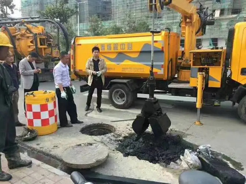 石首街道：网格员化身“清道夫”，为民解忧疏通“堵心”化粪池