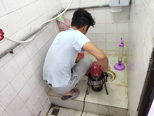 石首肥皂掉到马桶里把马桶堵住了怎么办？马桶堵住了怎么办