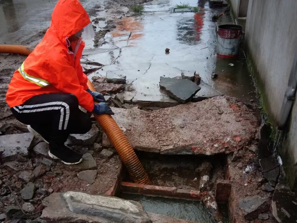 石首专业清理污水池 炜誉市政以规范流程守护城市 “肠道”