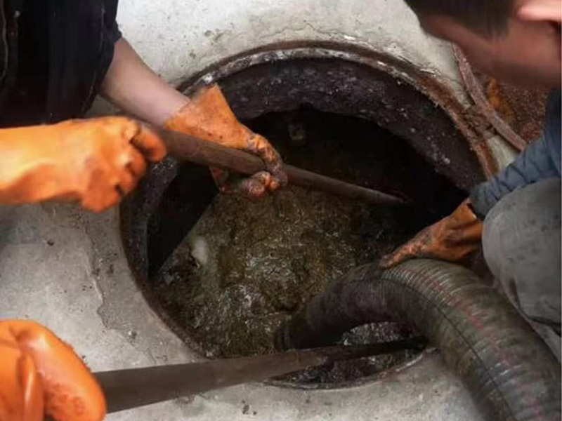 石首清理化粪池时如何避免沼气的危害？